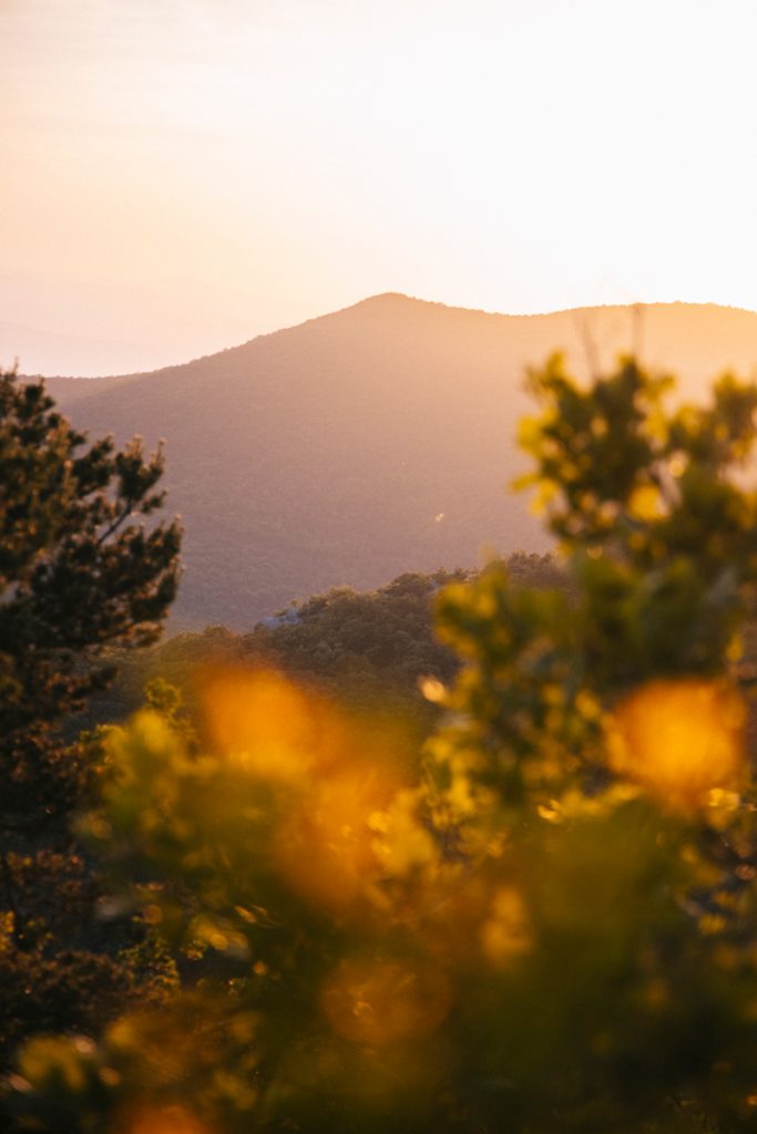 Un coucher de soleil à Saint-Pancrace avec la vue sur la vallée de la Gervanne. crédit photo : Clara Ferrand - blog Wildroad