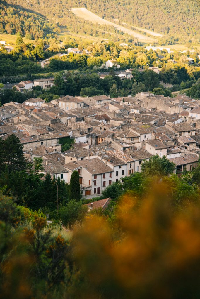 Le village de Saillans dans la Drôme depuis la randonnée du Mont Chabrier. crédit photo : Clara Ferrand - blog Wildroad