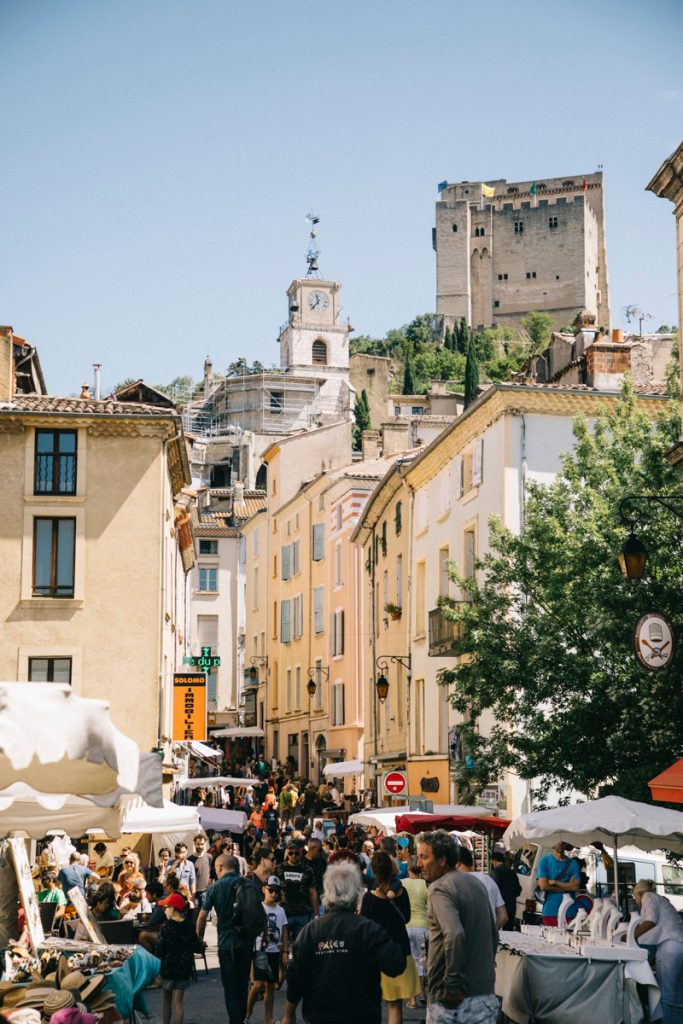 Le marché de Crest el Samedi dans la Drôme. crédit photo : Clara Ferrand- blog Wildroad