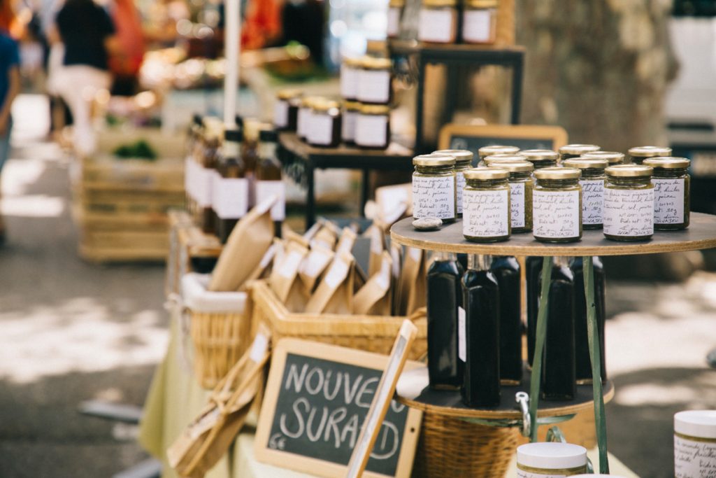 Le marché des producteurs locaux à Crest. crédit photo : Clara Ferrand - blog Wildroad