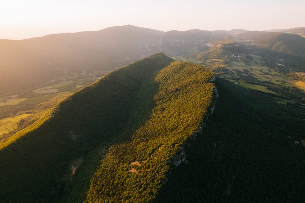 Le synclinal perché de la montagne de Saint-Pancrace dans la Drôme. crédit photo : Clara Ferrand - blog Wildroad