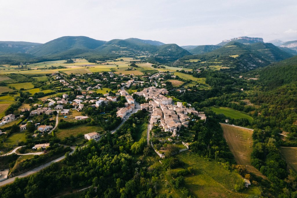 Le village de Beaufort-sur-gervanne à l'entrée du PNR du Vercors. crédit photo : Clara Ferrand - blog Wildroad