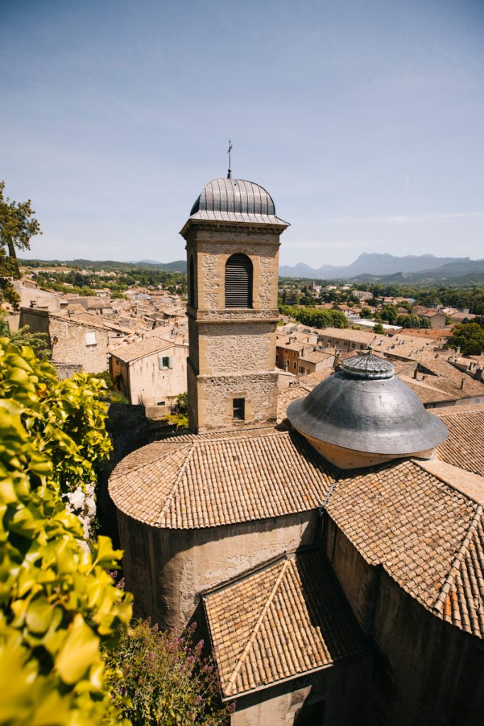 Visiter la ville de Crest aux portes de Valence. crédit photo : Clara Ferrand - blog Wildroad