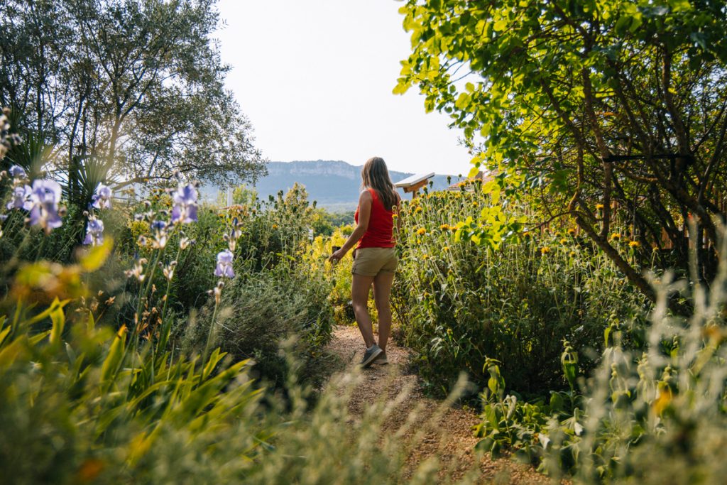 Se balader dans les jardins de Sanoflore sur le plateau des Chaux. crédit photo : Clara Ferrand - blog Wildroad
