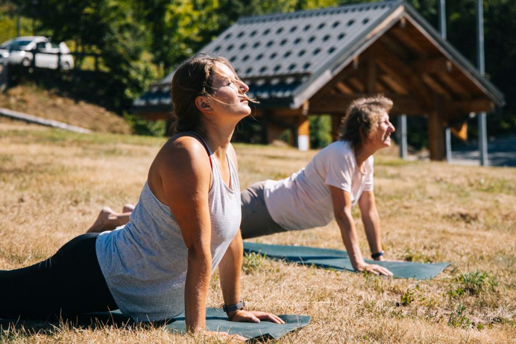 Activité gratuite l'été à Vaujany : session de yoga matinale. crédit photo : Clara Ferrand - blog Wildroad