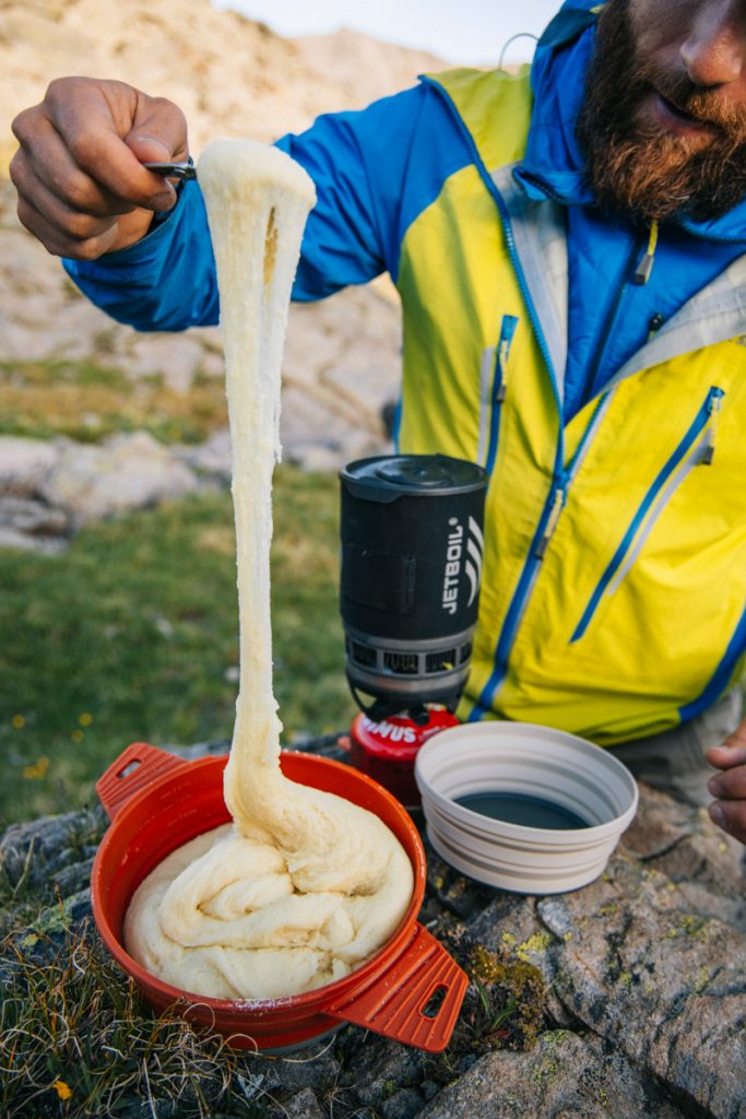 Aligot en dîner au bivouac. crédit photo : Clara Ferrand - blog Wildroad