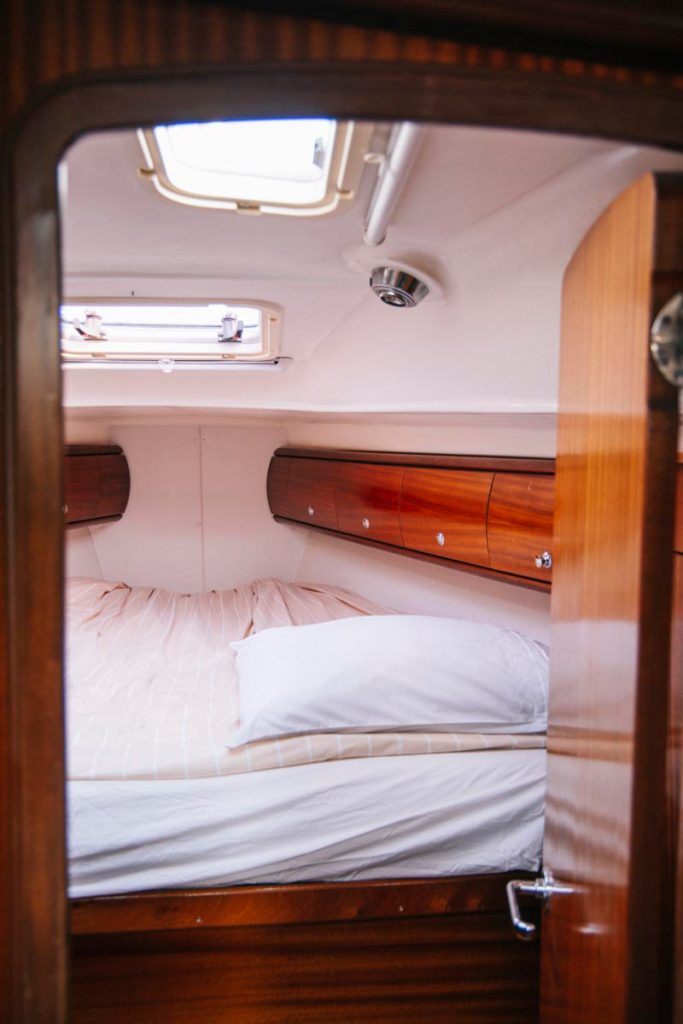 La cabine d'un voilier des Sentiers de la mer. crédit photo : Clara Ferrand - blog Wildroad