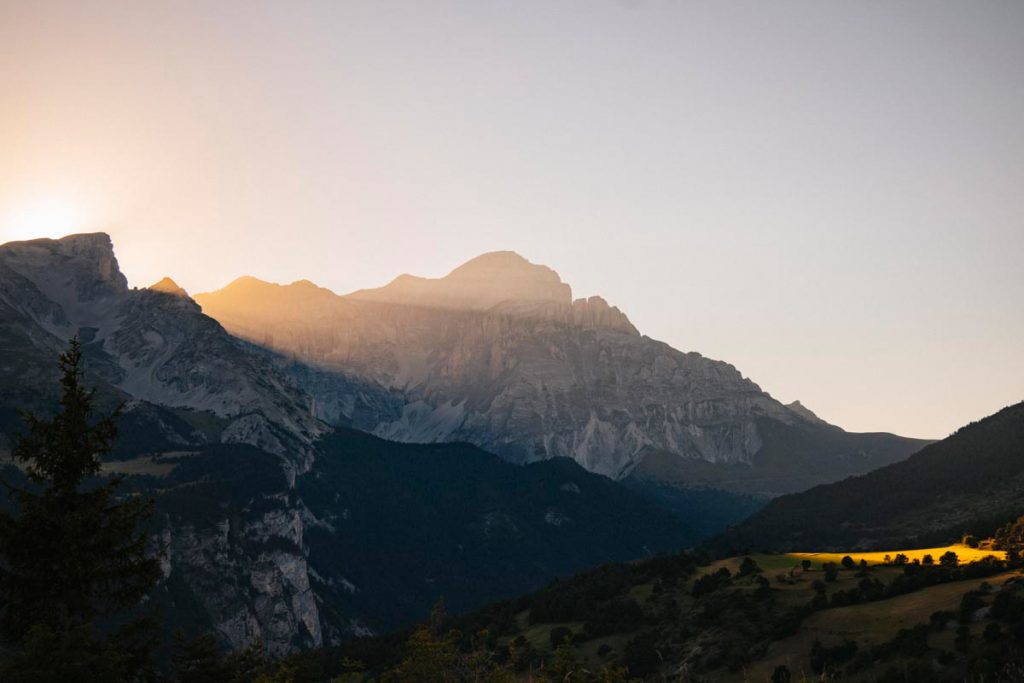 Coucher de soleil dans le Dévoluy massif alpins français. crédit photo : Clara Ferrand - blog Wildroad