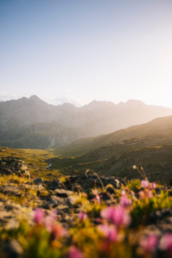 Coucher de soleil sur le massif des Cerces dans les Hautes-Alpes. crédit photo : Clara Ferrand - blog Wildroad