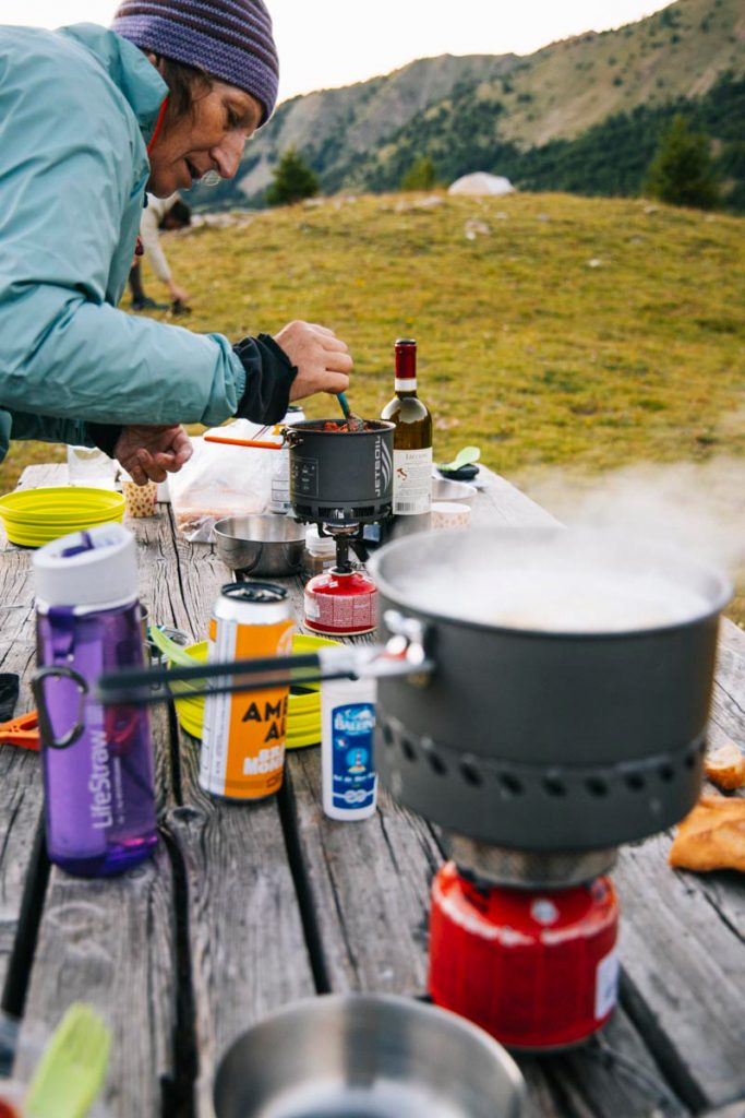 Cuisiner en bivouac avec un réchaud. crédit photo : Clara Ferrand - blog Wildroad