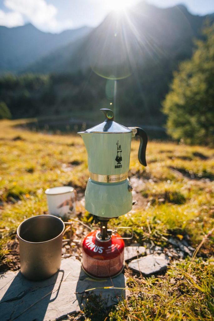 Faire du café en bivouac. crédit photo : Clara Ferrand - blog Wildroad