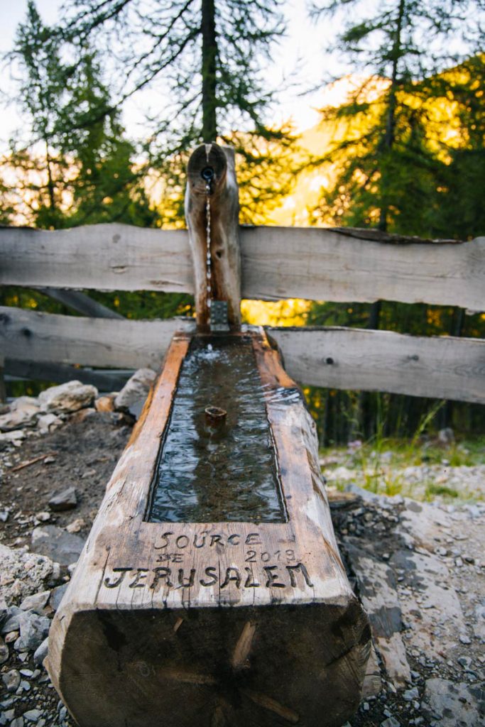 Fontaine des sources de Jérusalem sur la randonnée du lac de Sainte-Marguerite. crédit photo : Clara Ferrand - blog Wildroad
