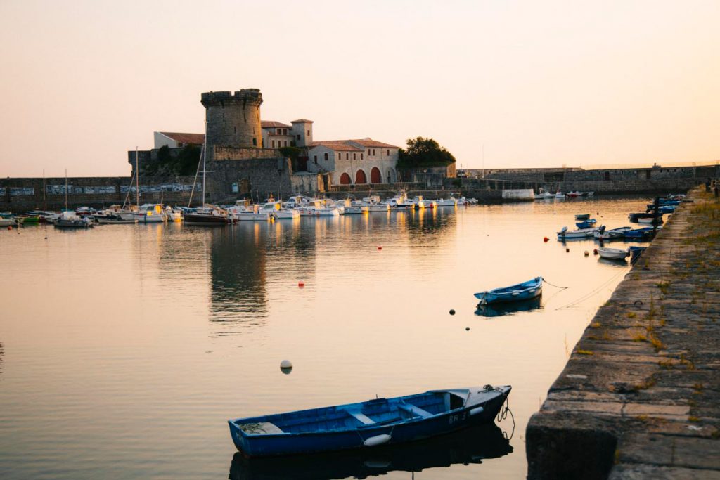 Le fort de Socoa à Ciboure sur le GR8. crédit photo : Clara Ferrand - blog Wildroad