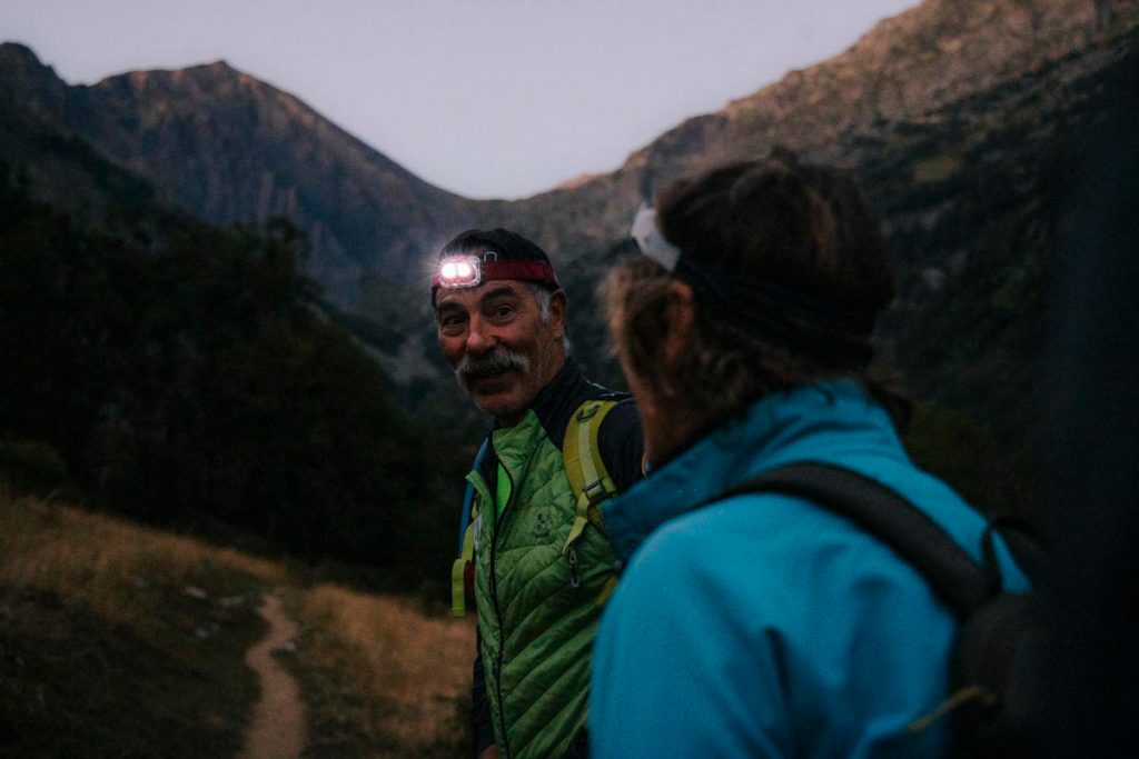 Partir avec un guide en randonnée nocturne pour activer ses sens. crédit photo : Clara Ferrand - blog Wildroad