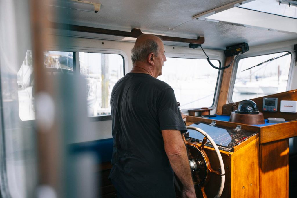 Jo, un des plaisanciers des sentiers de la mer à bord de son voilier anglais. crédit photo : Clara Ferrand - blog WIldroad