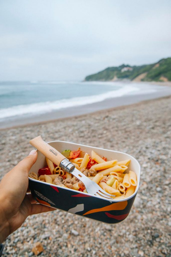 Déjeuner en bord de mer avec des geste eco-responsable. crédit photo : Clara Ferrand - blog Wildroad