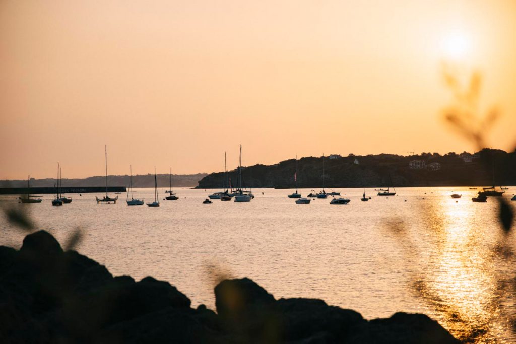 La baie de Saint-jean-de-Luz au lever du soleil. crédit photo : Clara Ferrand - blog Wildroad
