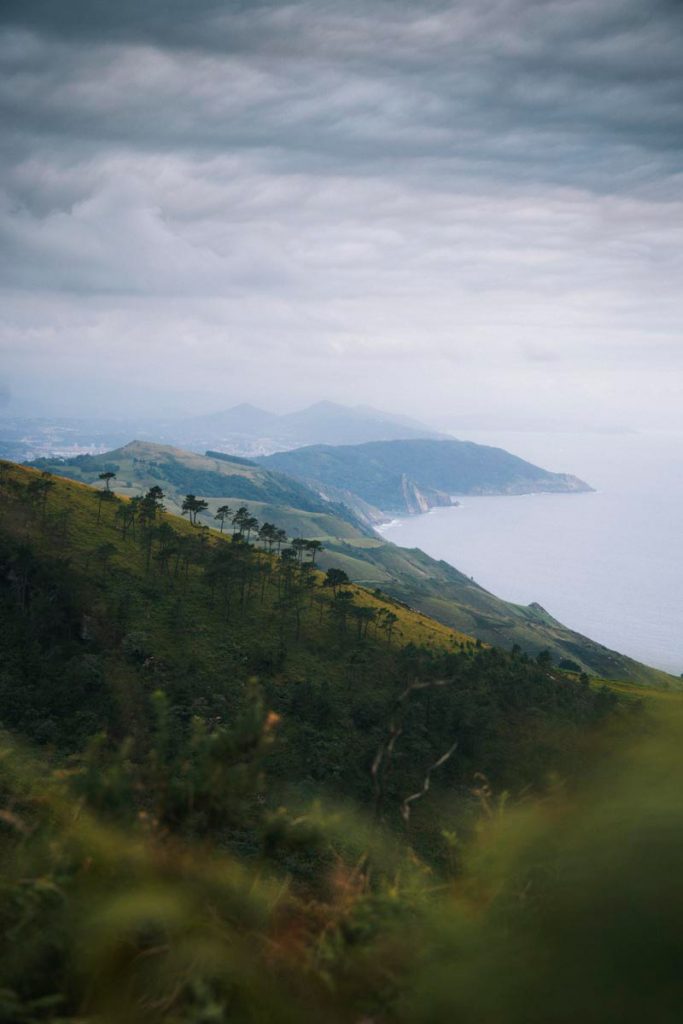 La côte basque espagnole depuis le sommet de Jaiskibel. crédit photo : Clara Ferrand - blog Wildroad