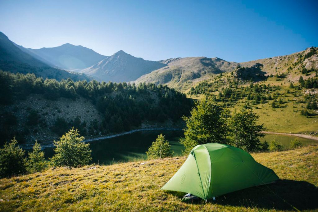 Faire le lac de Sainte-marguerite en bivouac l'été. crédit photo : Clara Ferrand - blog Wildroad