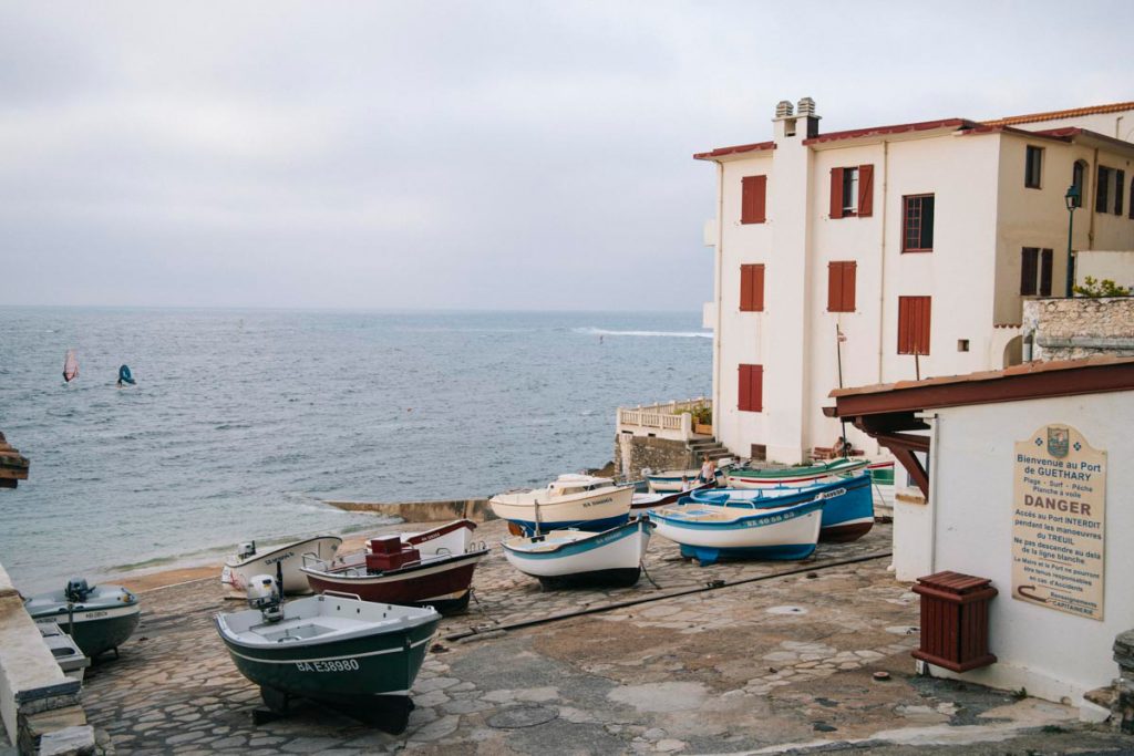 Le port de pêche d'Hendaye et les surfeurs. crédit photo : Clara Ferrand - blog Wildroad