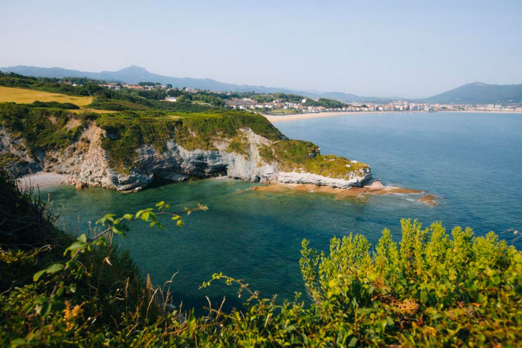 Le sentier du littoral sur la corniche à Hendaye. crédit photo : Clara Ferrand - blog WIldroad