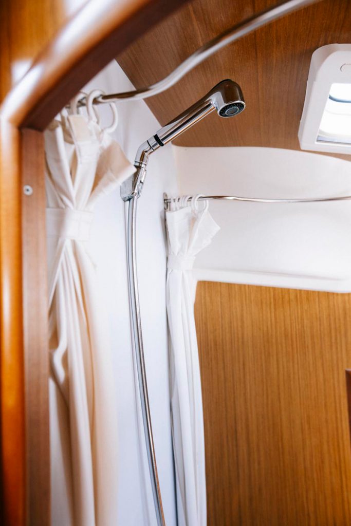 Une douche à bord d'un voilier. crédit photo : Clara Ferrand - blog Wildroad