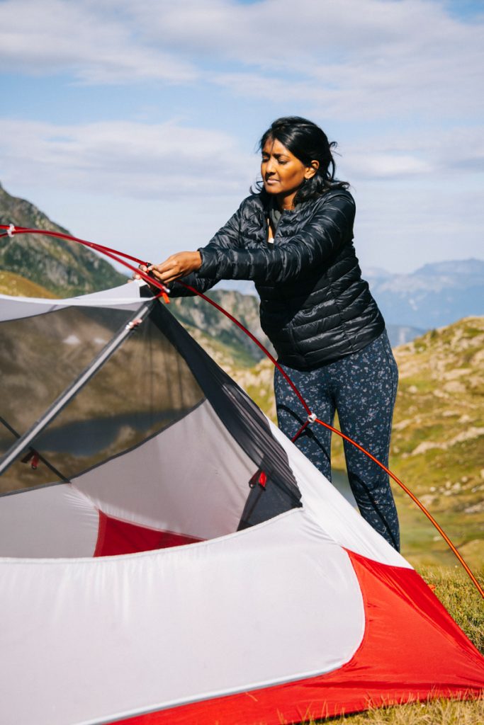 Montage d ela tente d bivouac MSR Hubba Hubba NX. crédit photo : Clara Ferrand - blog Wildroad