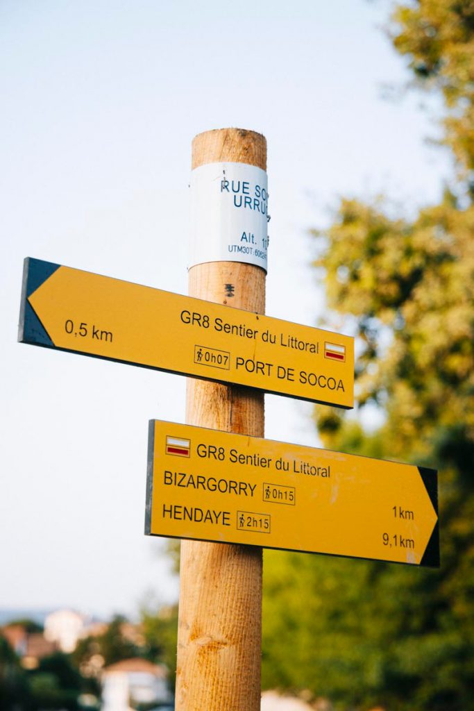 Le nouveau balisage du sentier du littoral GR8 dans le pays Basque. crédit photo : Clara Ferrand - blog Wildroad