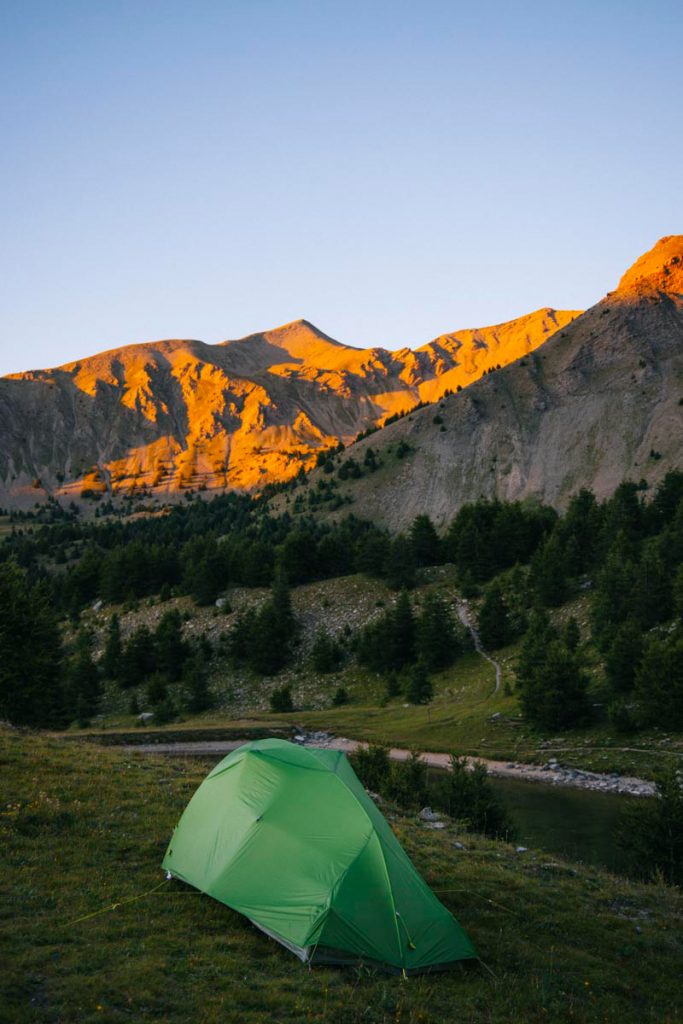 Où faire un bivouac dans les Hautes Alpes : lac de Sainte Marguerite. crédit photo : Clara Ferrand - blog WIldroad