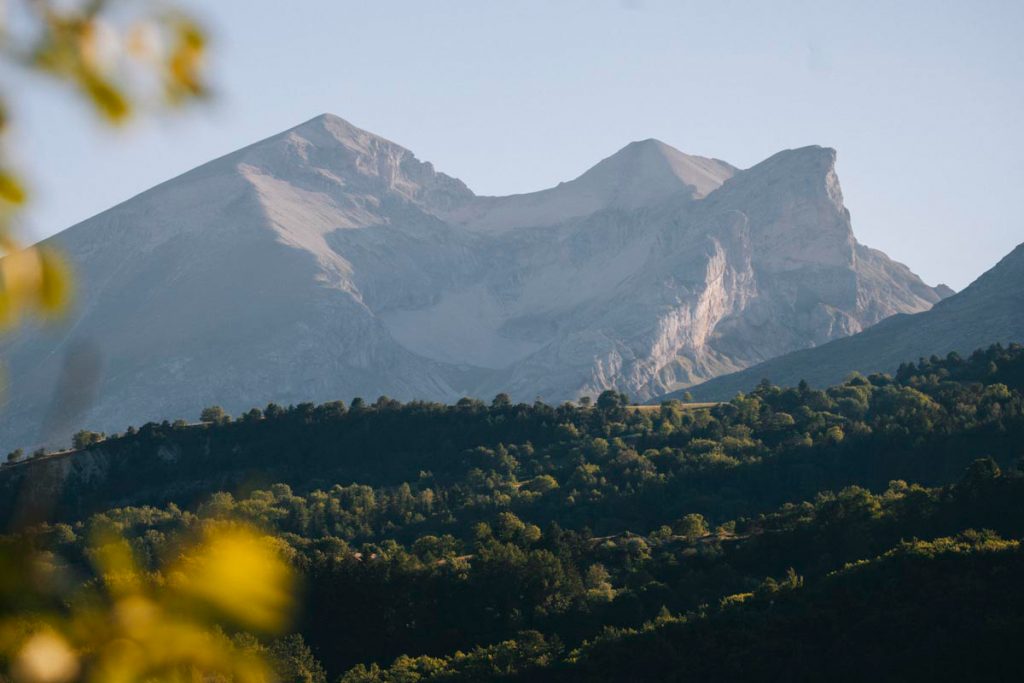 Paysage au coucher de soleil dans le massif du Dévoluy. crédit photo : Clara Ferrand - blog Wildroad