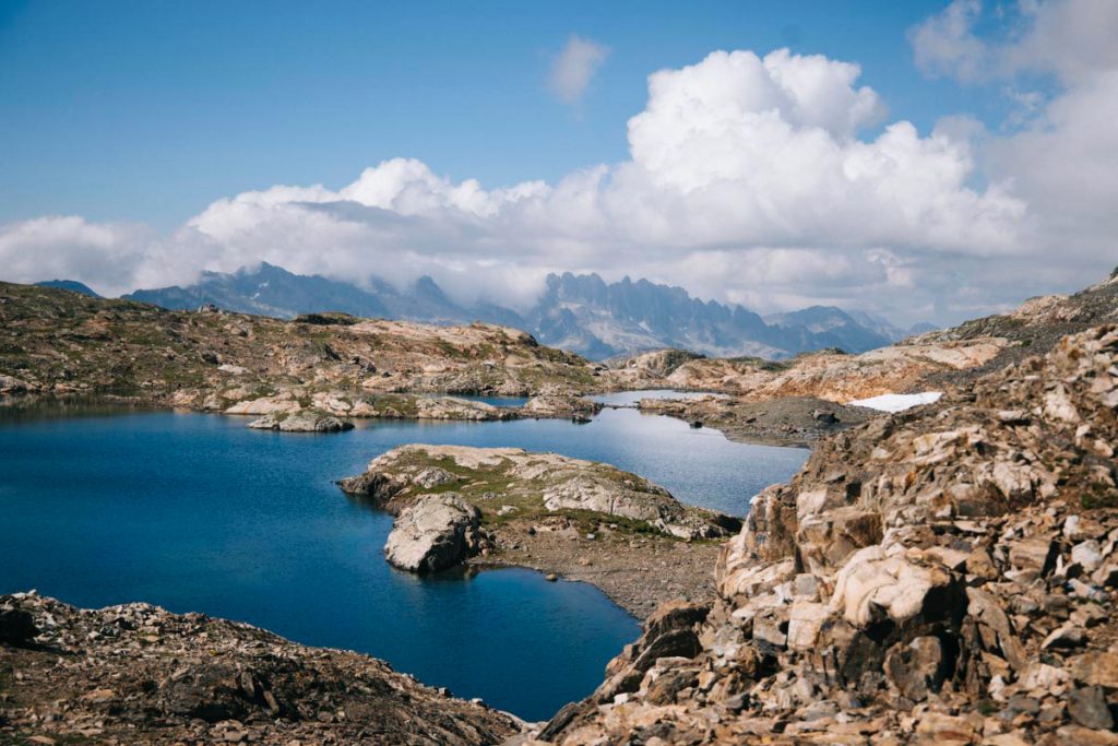 Paysage le lac du milieu et de la Fare dans le massif des Grandes Rousses. crédit photo : Clara Ferrand - blog Wildroad