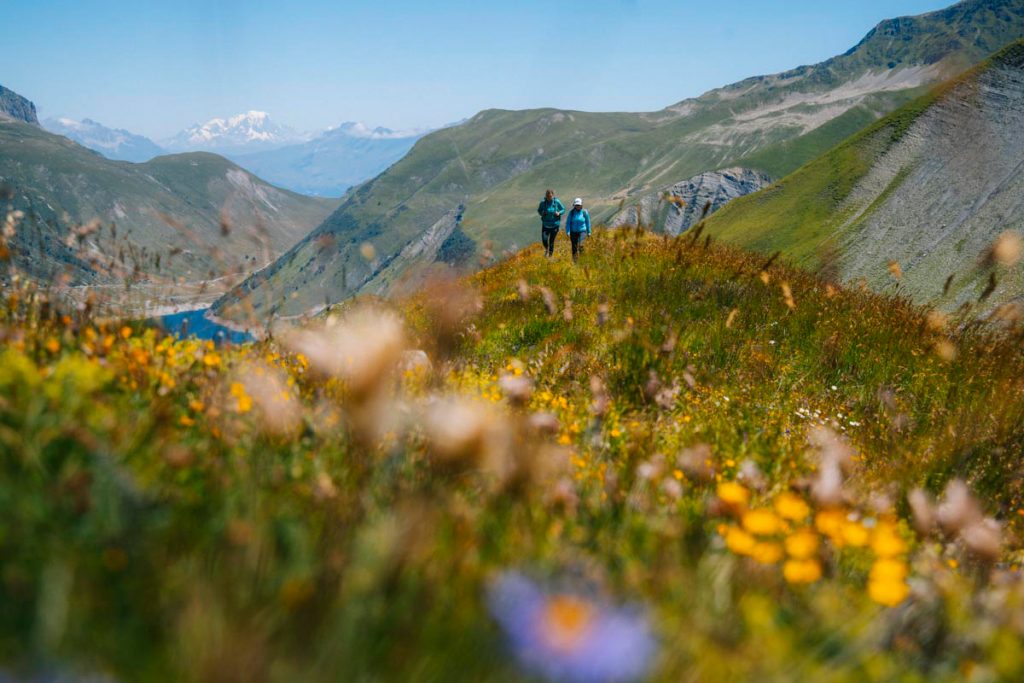 La randonnée du col du Sabot pour une vue sur le lac de Grand maison et le mont Blanc. crédit photo : Clara Ferrand - blog Wildroad