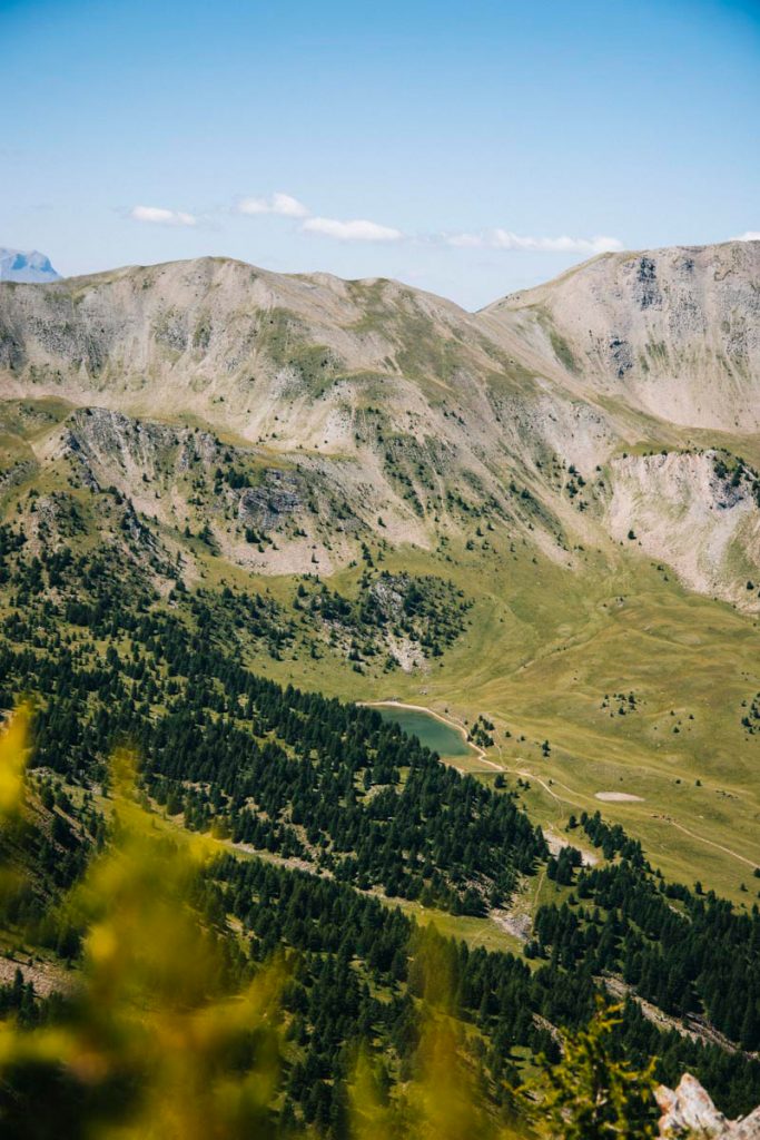 Randonnée dans la station des Orres pour un panorama sur les Hautes-Alpes. crédit photo : Clara Ferrand - blog Wildroad