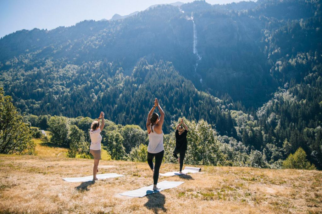 Séance de yoga face aux montagnes dans les Alpes Françaises. crédit photo : Clara Ferrand - blog Wildroad