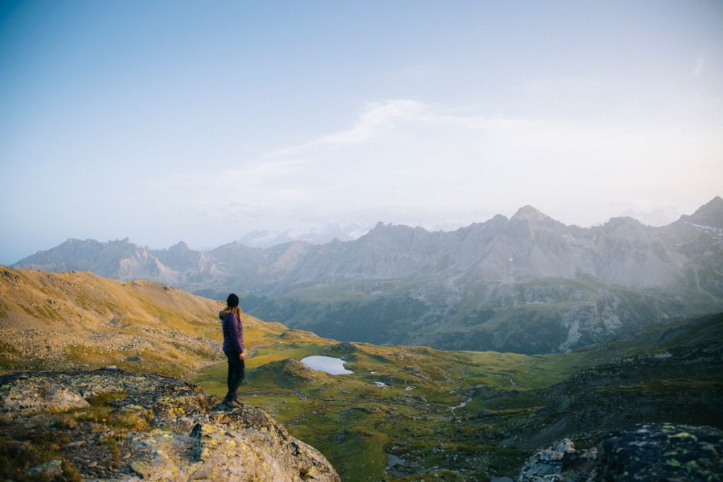 Le lac de la Cula au coucher du soleil avec la vue sur le Meije. crédit photo : Clara Ferrand - blog Wildroad