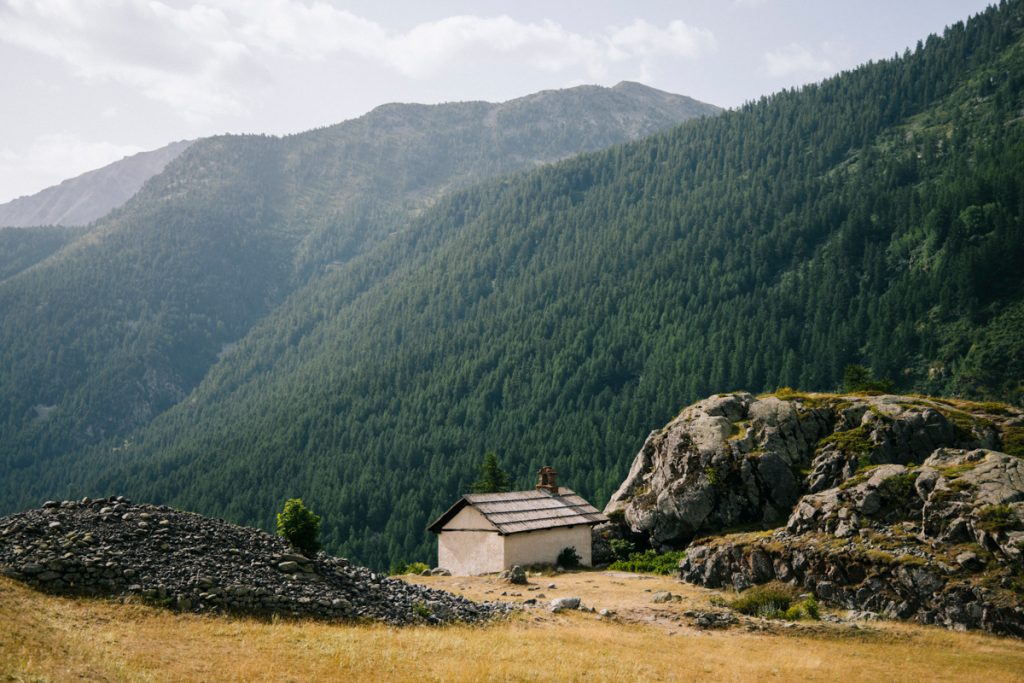 Départ en randonnée depuis Névache pour la vallée de la Clarée. crédit photo : Clara Ferrand - blog Wildroad