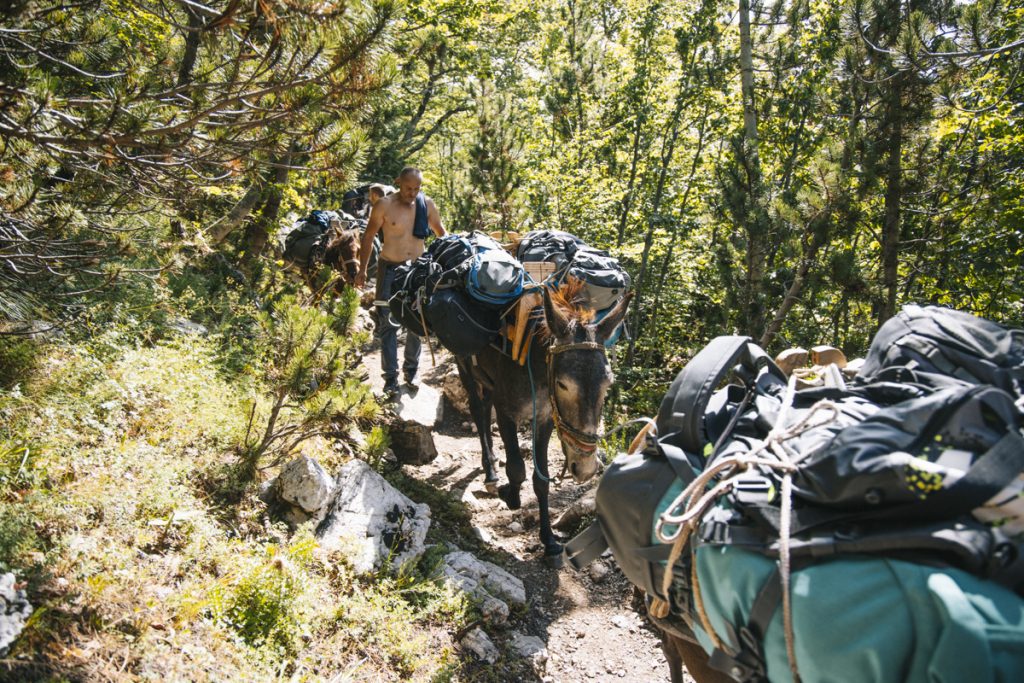 Prendre l'option du transport de bagage pendant le Balkan trail. crédit photo : Clara Ferrand - blog WIldroad