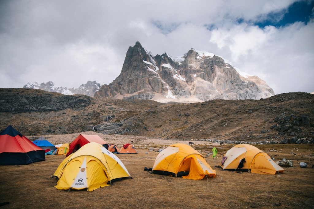 Dormir en tente à haute altitude pendant un trek organisé. crédit photo : Clara Ferrand - blog Wildroad