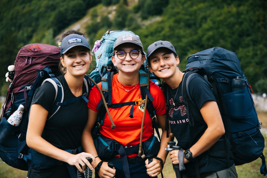 Les 3 amies étudiantes en médecine avec leur tortues. crédit photo : Clara Ferrand - blog Wildroad