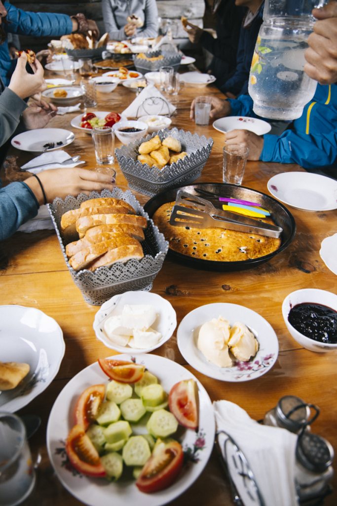 L'option des repas sur le trek des Balkans pour manger avec les locaux. crédit photo : Clara Ferrand - blog Wildroad