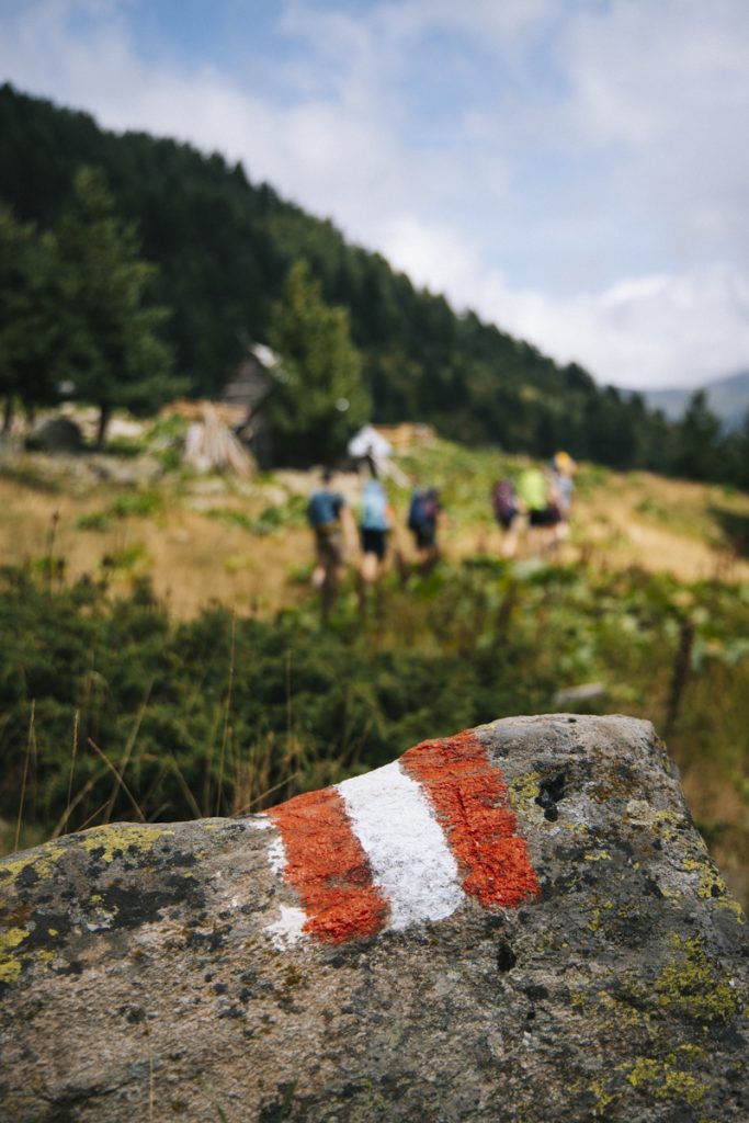 Suivre le balisage rouge et blanc du trek des Peaks of the Balkans. crédit photo : Clara Ferrand - blog Wildroad