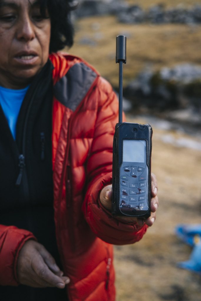 le téléphone satellite de notre trek avec Allibert Trekking. crédit photo : Clara Ferrand - blog Wildroad