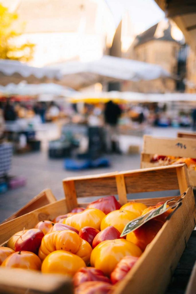 Acheter des produits locaux du sud-ouest sur le marché hebdomadaire de Sarlat. crédit photo : Clara Ferrand - blog Wildroad