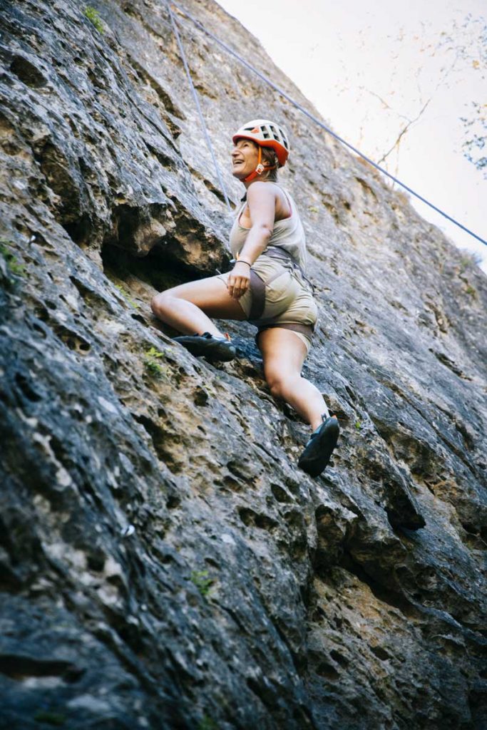 Activité escalade dans les gorges du Tarn au secteur baumes Basse. crédit photo : Clara Ferrand - blog Wildroad
