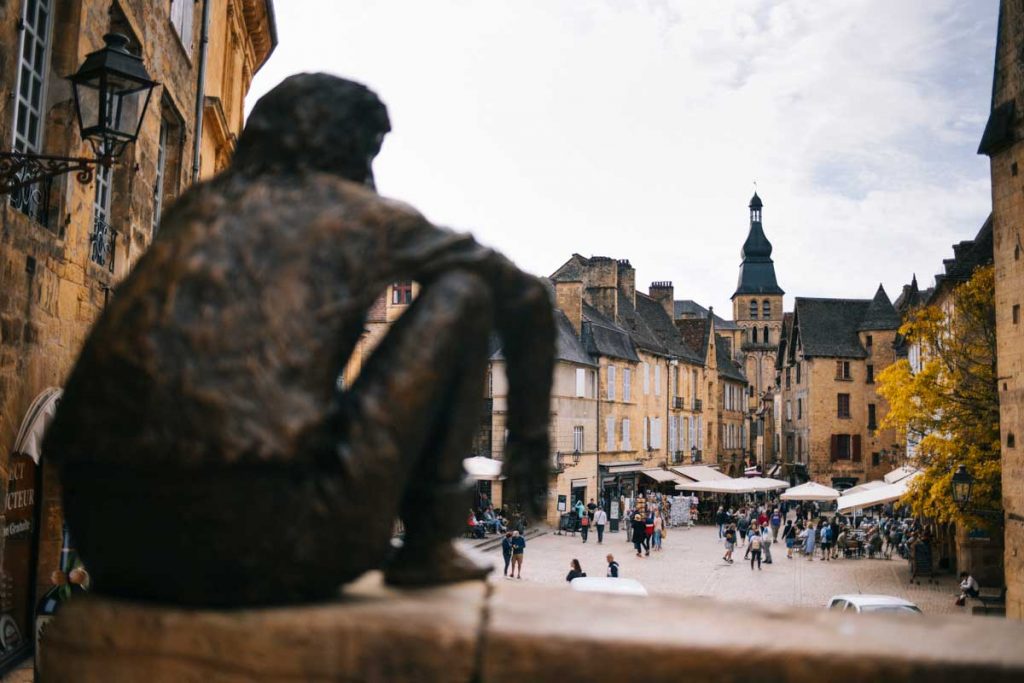 Le badaud de Sarlat devant la place de la liberté. crédit photo : Clara Ferrand - blog Wildroad