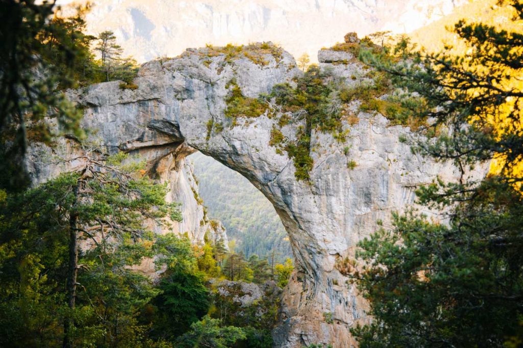 L'arche naturel de Brousse Del Biel dans les gorges en Occitanie. crédit photo : Clara Ferrand - blog Wildroad