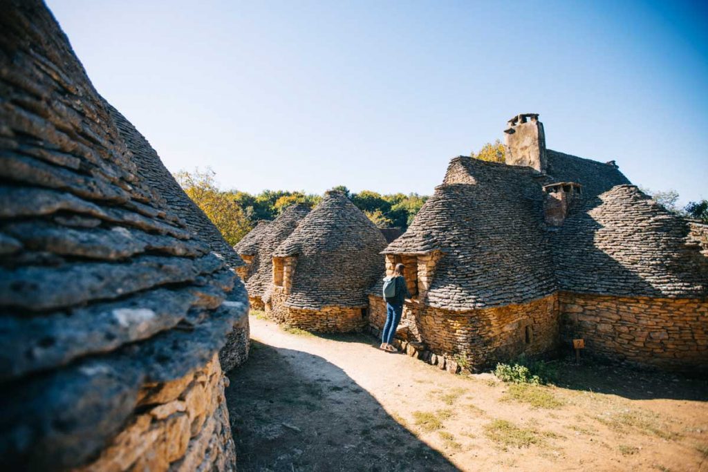 L'histoire d ela restauration des cabanes du Breuil en Dordogne. crédit photo : Clara Ferrand - blog Wildroad