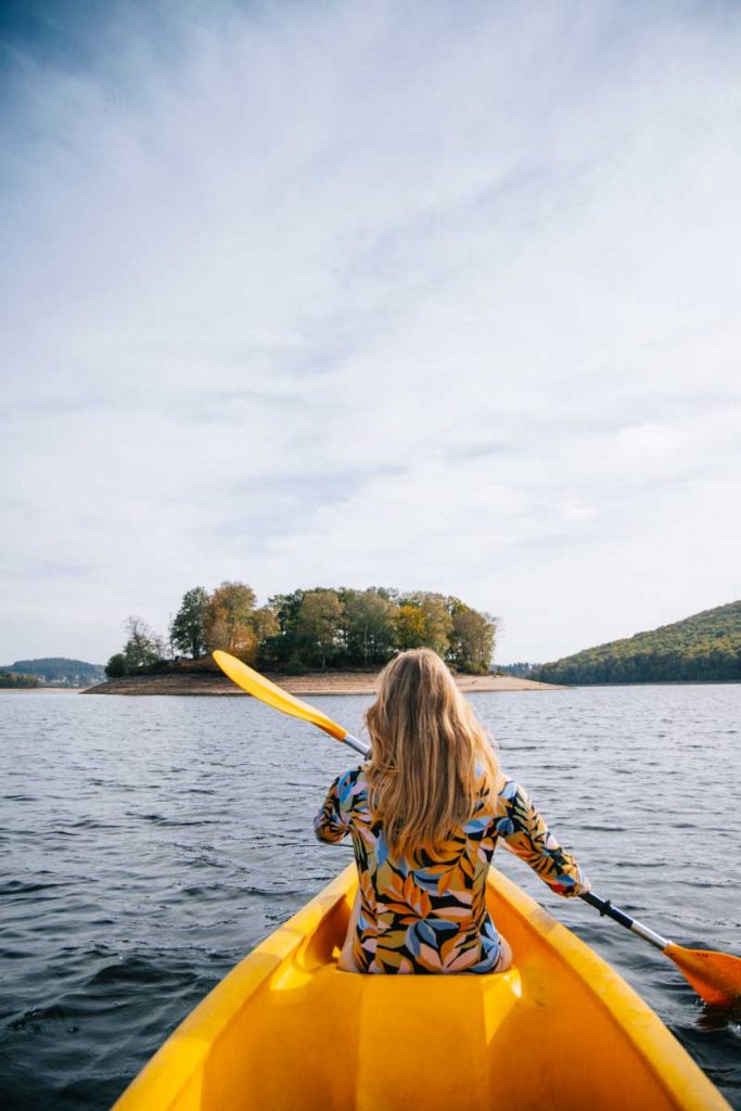 Faire du canoë dans le PNR de millevaches en Limousin. crédit photo : Clara Ferrand - blog Wildroad