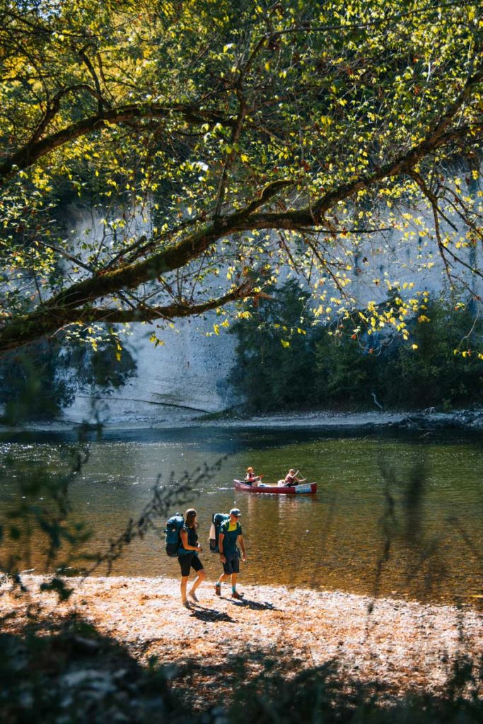 Canoë ou packraft : descendre la vallée de la Dordogne au fil de l'eau pendant un week-end. crédit photo : Clara Ferrand - blog Wildroad