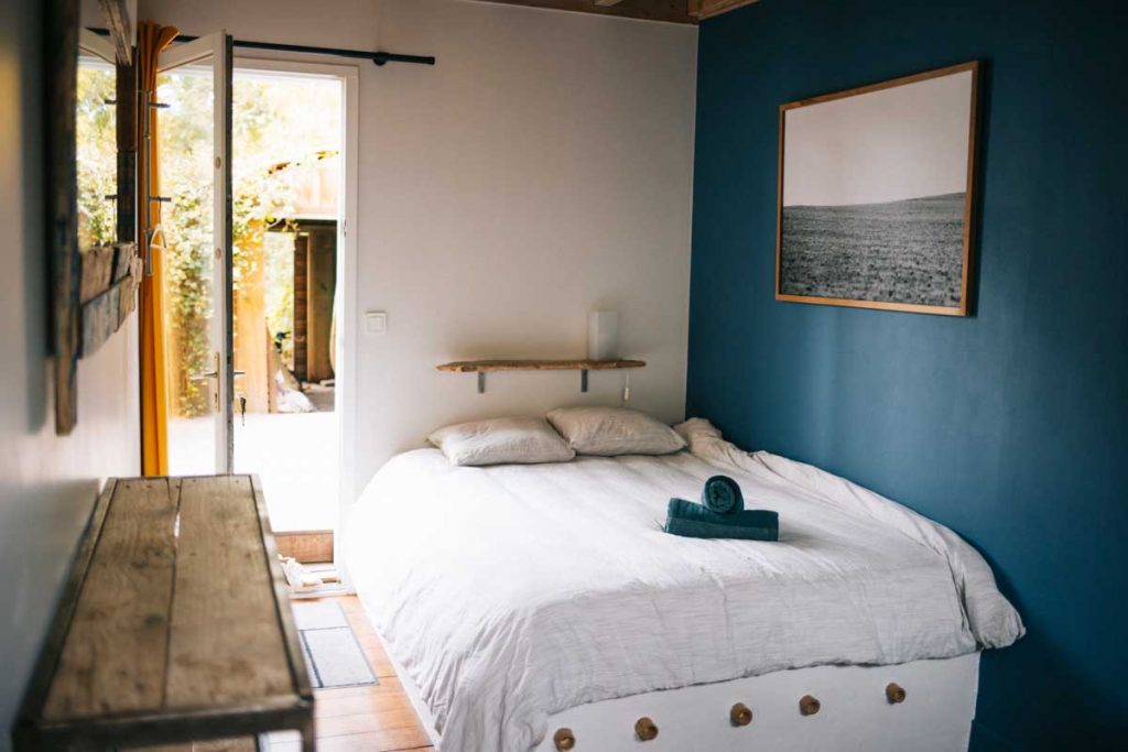 La chambre double dans la surf house Board'n breakfast. crédit photo : Clara Ferrand - blog Wildroad